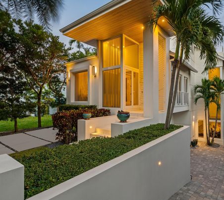 Exterior, Facade, Modern