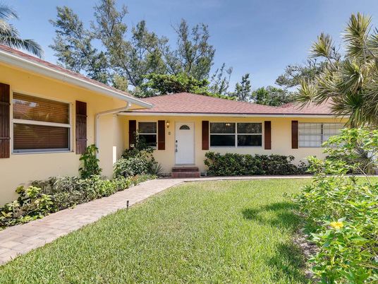 Backyard, Exterior, Facade, Ranch
