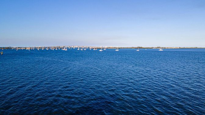 Exterior, Lake
