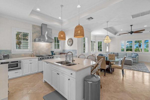 Dining room, Interior, Kitchen, Living room, Pendant Lights, Recessed Lighting, Stainless Steel Appliances