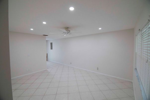 Empty room, Interior, Recessed Lighting