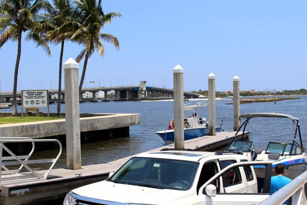 Exterior, Lake