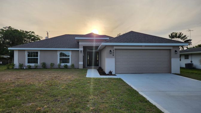 Attached, Exterior, Facade, Ranch