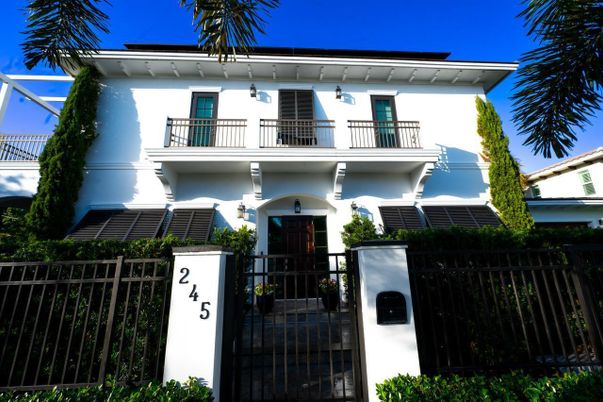 Exterior, Facade, Mediterranean