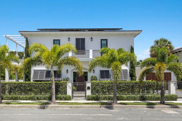 Exterior, Facade, Mediterranean