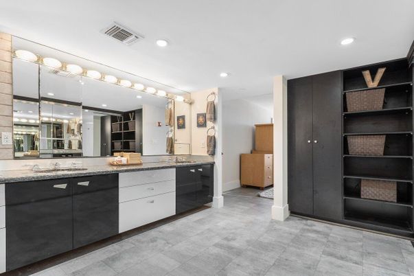 Bathroom, Dual Sink Vanities, Interior, Recessed Lighting