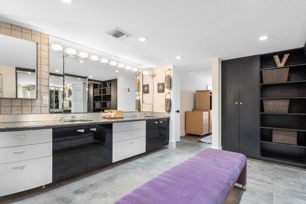 Bathroom, Dual Sink Vanities, Interior, Recessed Lighting