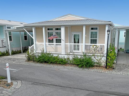 Exterior, Facade, Ranch