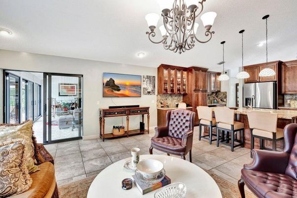 Chandelier, Dining room, Interior, Kitchen, Pendant Lights, Recessed Lighting, Stainless Steel Appliances