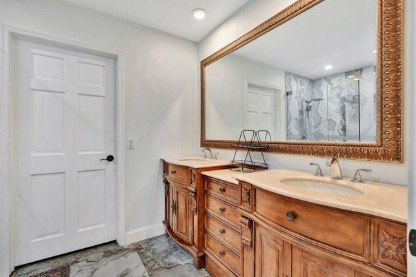 Bathroom, Dual Sink Vanities, Interior, Recessed Lighting