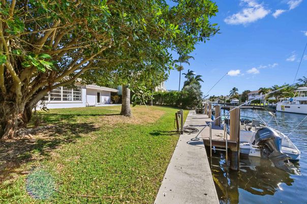 Exterior, Lake