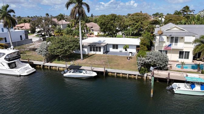 Exterior, Lake