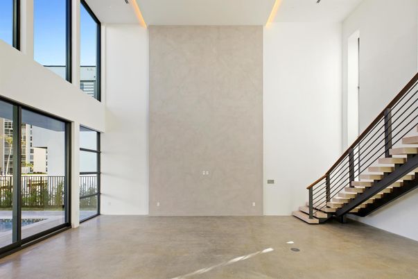 Empty room, Interior