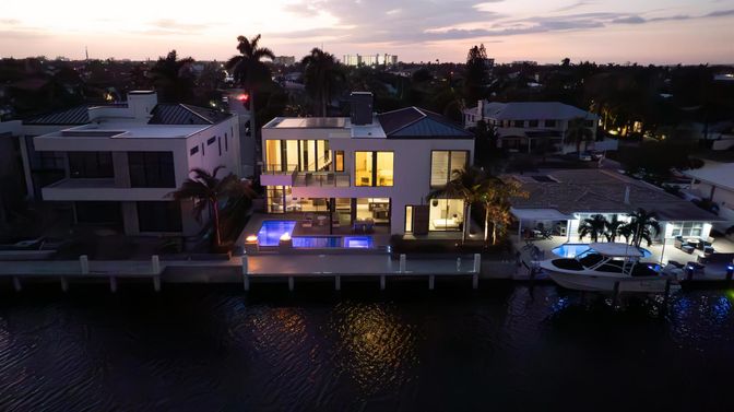 Exterior, Lake