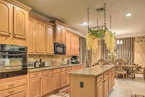 Chandelier, Dining room, Interior, Kitchen, Recessed Lighting, Stainless Steel Appliances