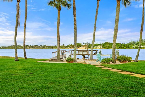 Exterior, Lake