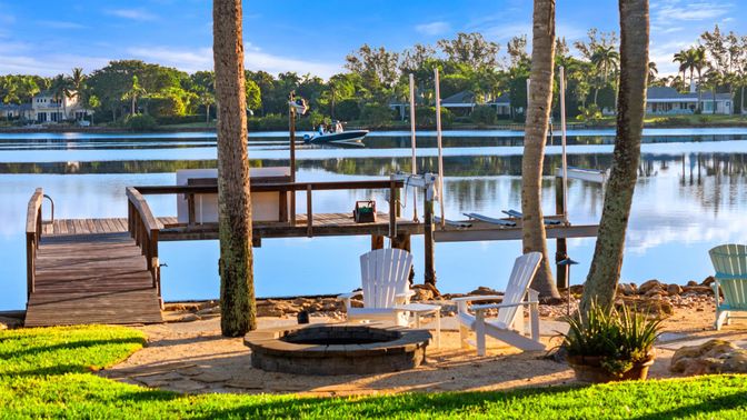 Exterior, Lake