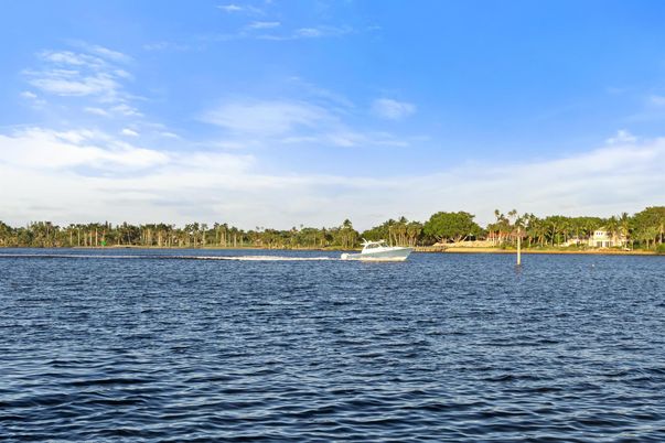 Exterior, Lake