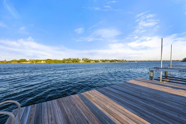 Exterior, Lake