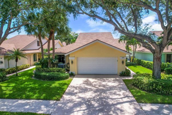 Attached, Exterior, Facade, Ranch