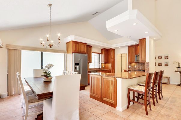 Chandelier, Dining room, Interior, Kitchen, Recessed Lighting, Stainless Steel Appliances
