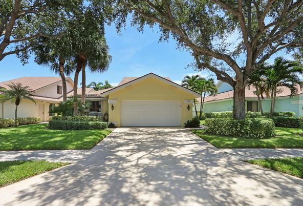 Attached, Exterior, Facade, Ranch