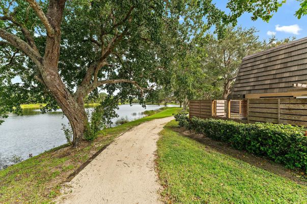 Exterior, Lake