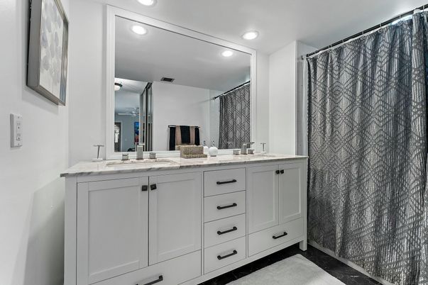 Bathroom, Dual Sink Vanities, Interior, Recessed Lighting