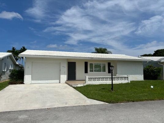 Attached, Exterior, Facade, Ranch
