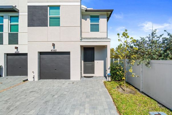 Attached, Exterior, Facade, Modern