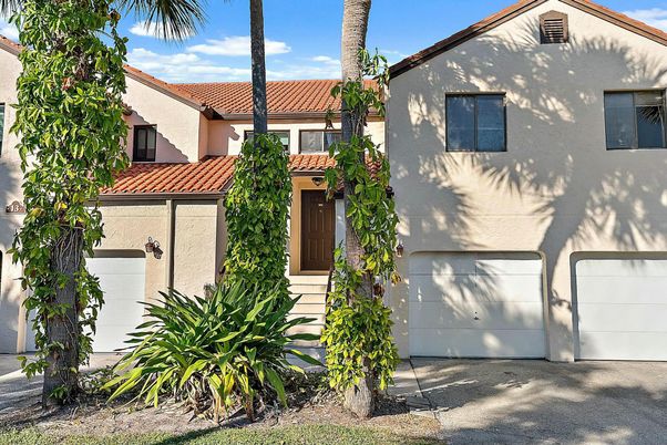 Attached, Exterior, Facade, Spanish Mediterranean