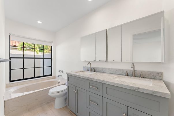 Bathroom, Dual Sink Vanities, Interior, Recessed Lighting