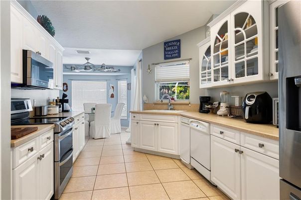 Dining room, Interior, Kitchen, Stainless Steel Appliances