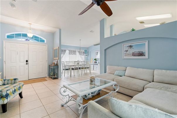 Chandelier, Dining room, Interior, Living room