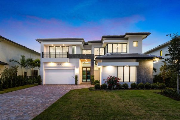 Attached, Backyard, Exterior, Facade, Modern