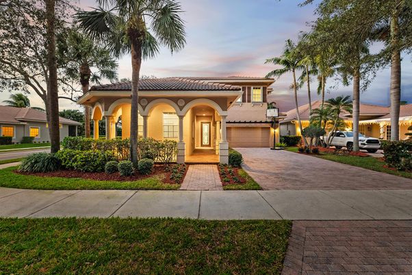 Attached, Exterior, Facade, Mediterranean