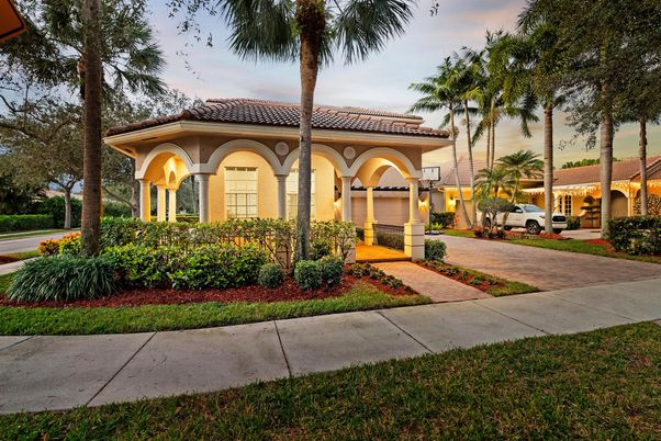 Attached, Exterior, Facade, Mediterranean