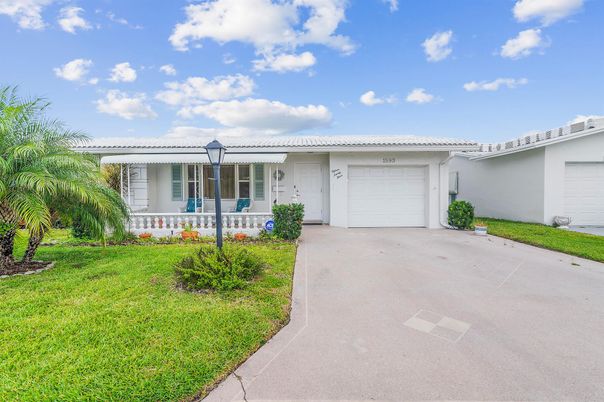 Attached, Exterior, Facade, Ranch