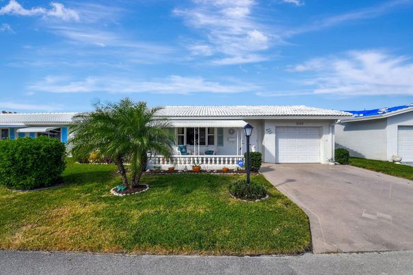 Attached, Exterior, Facade, Ranch