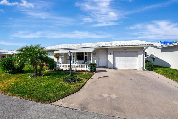 Attached, Exterior, Facade, Ranch
