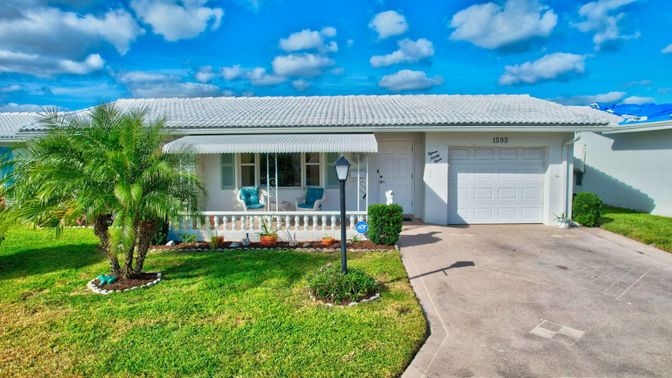 Attached, Exterior, Facade, Ranch
