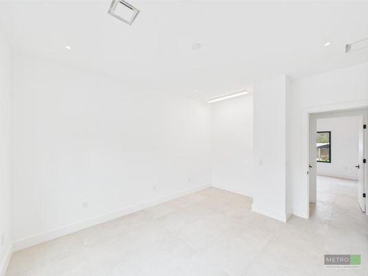 Empty room, Interior, Recessed Lighting
