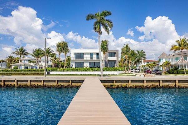Exterior, Lake