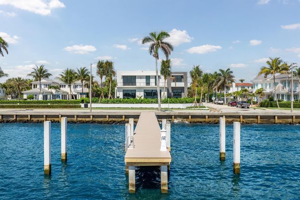 Exterior, Lake