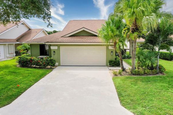 Attached, Exterior, Facade, Ranch