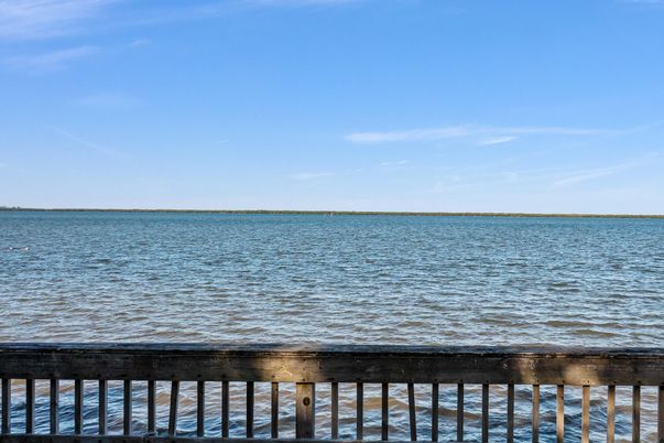 Exterior, Lake