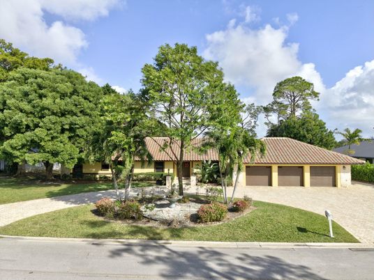 Attached, Exterior, Facade, Ranch