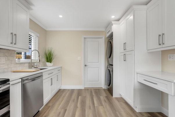 Interior, Kitchen, Recessed Lighting, Washer, Wood Texture Flooring