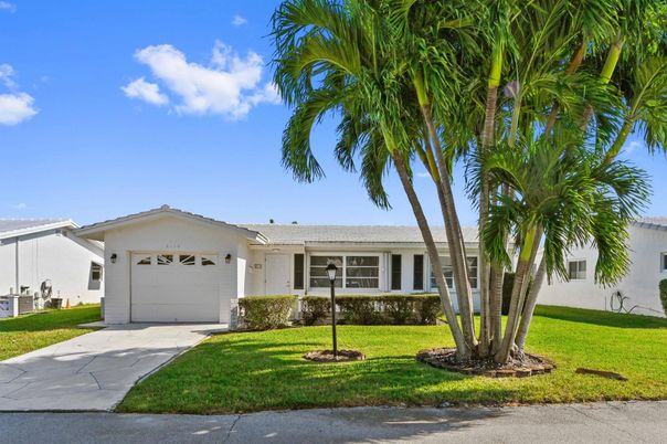 Attached, Exterior, Facade, Ranch