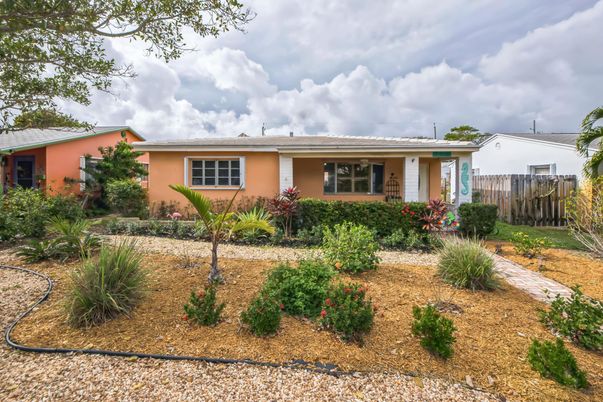 Backyard, Exterior, Facade, Ranch